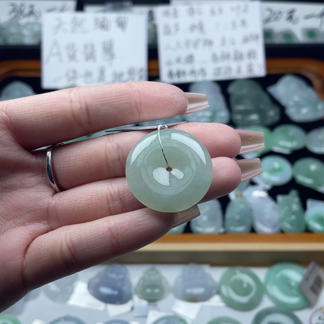 翡翠颈饰未镶嵌平安扣