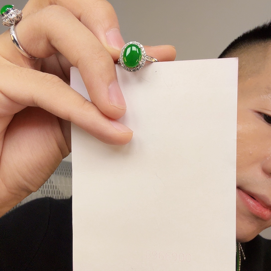 翡翠未镶嵌颈饰一件