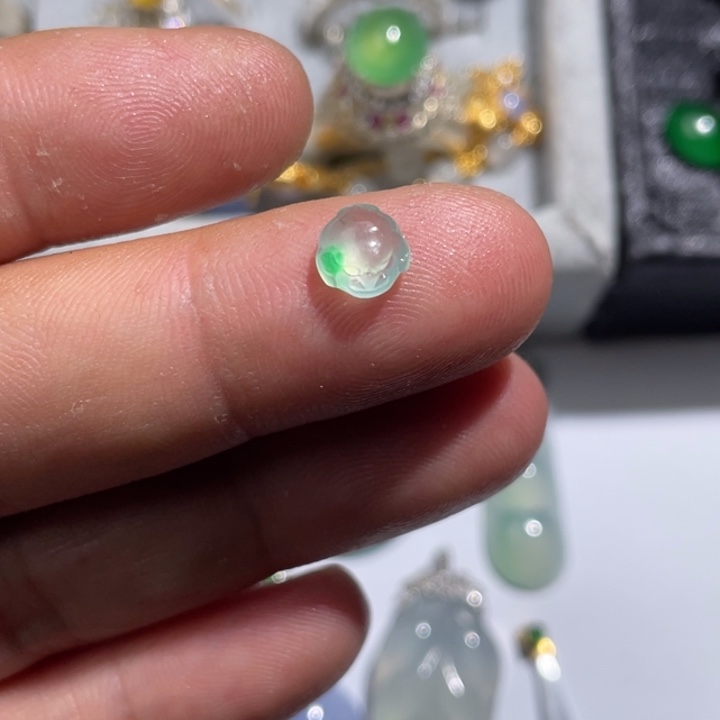 翡翠裸石三脚金蝉