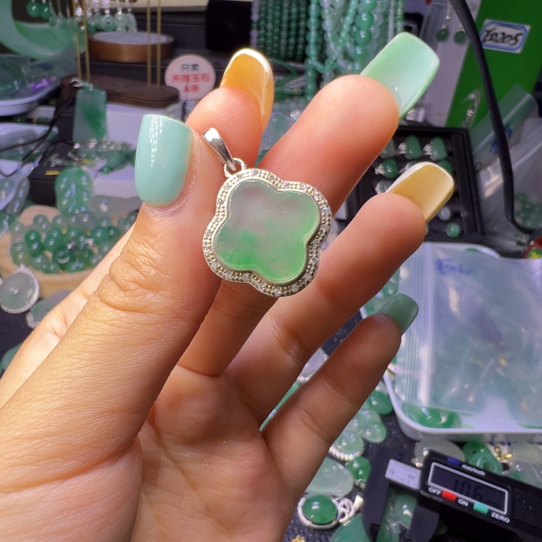 石英质玉（非洲翠）未镶嵌颈饰