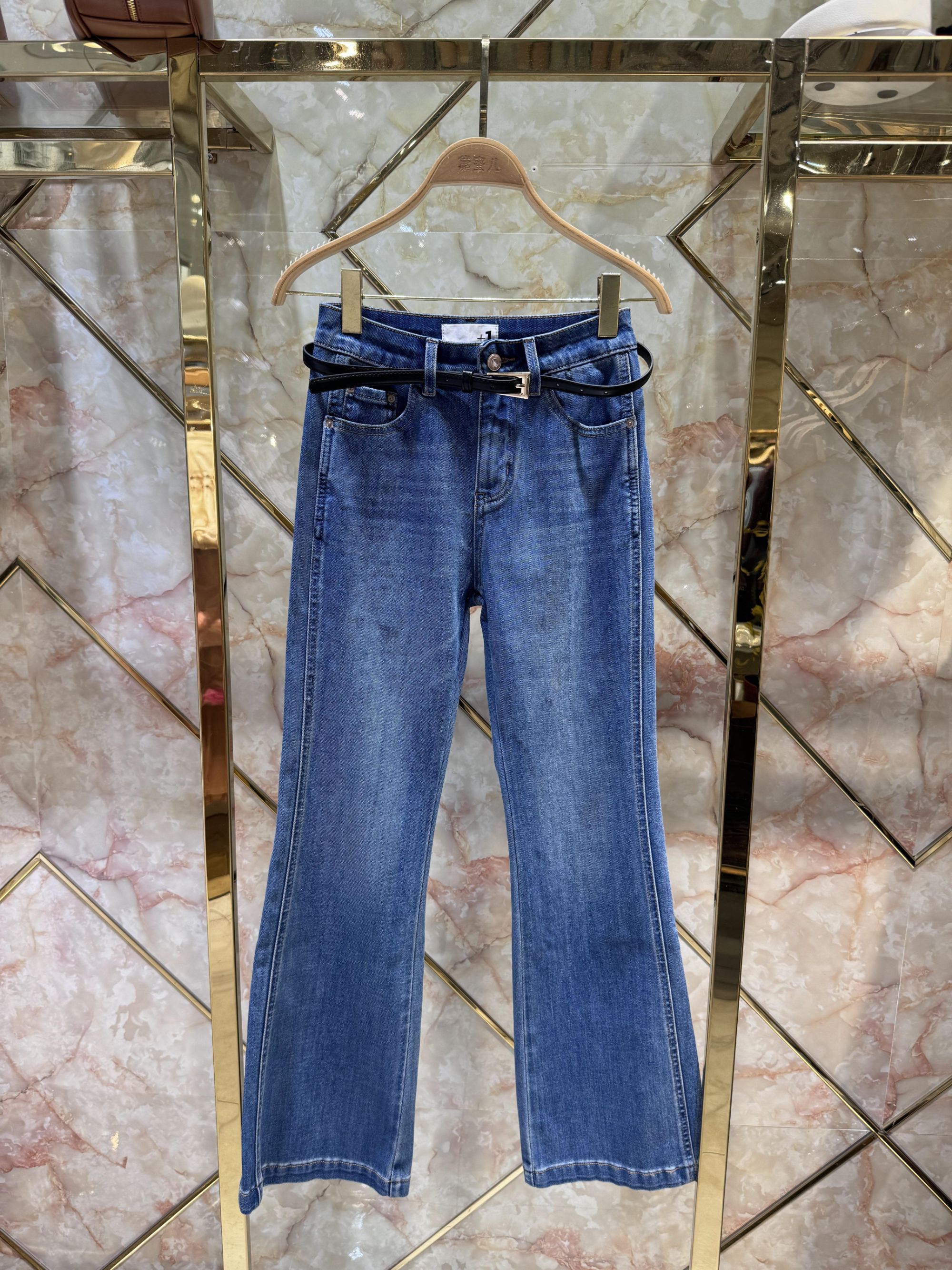 黛蜜儿2025新款配皮带微喇牛仔裤