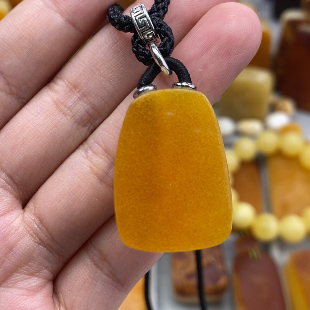 琥珀吊坠(赠链)未镶嵌