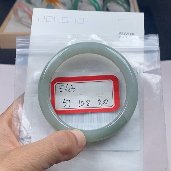 王***子石英质玉（非洲翠）未镶嵌手镯