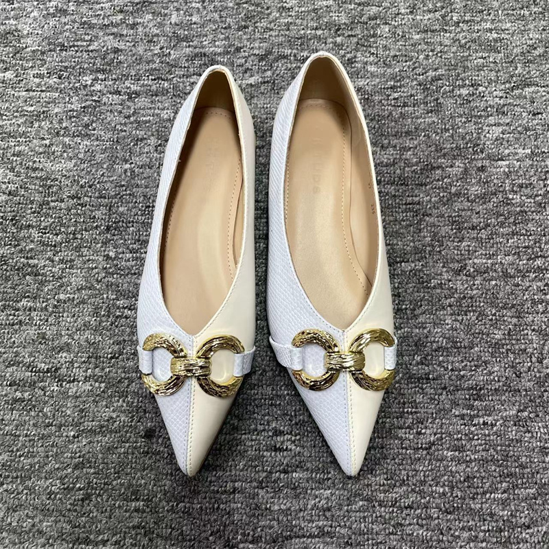 24年新款女鞋外穿百搭潮流平底拼接面时尚单鞋尖头平底鞋金属装饰