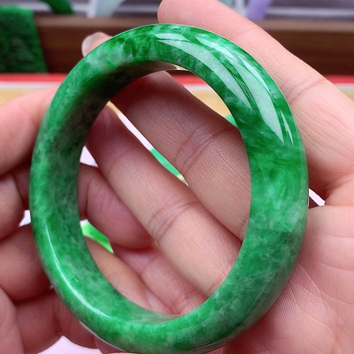 翡翠手镯未镶嵌翡翠