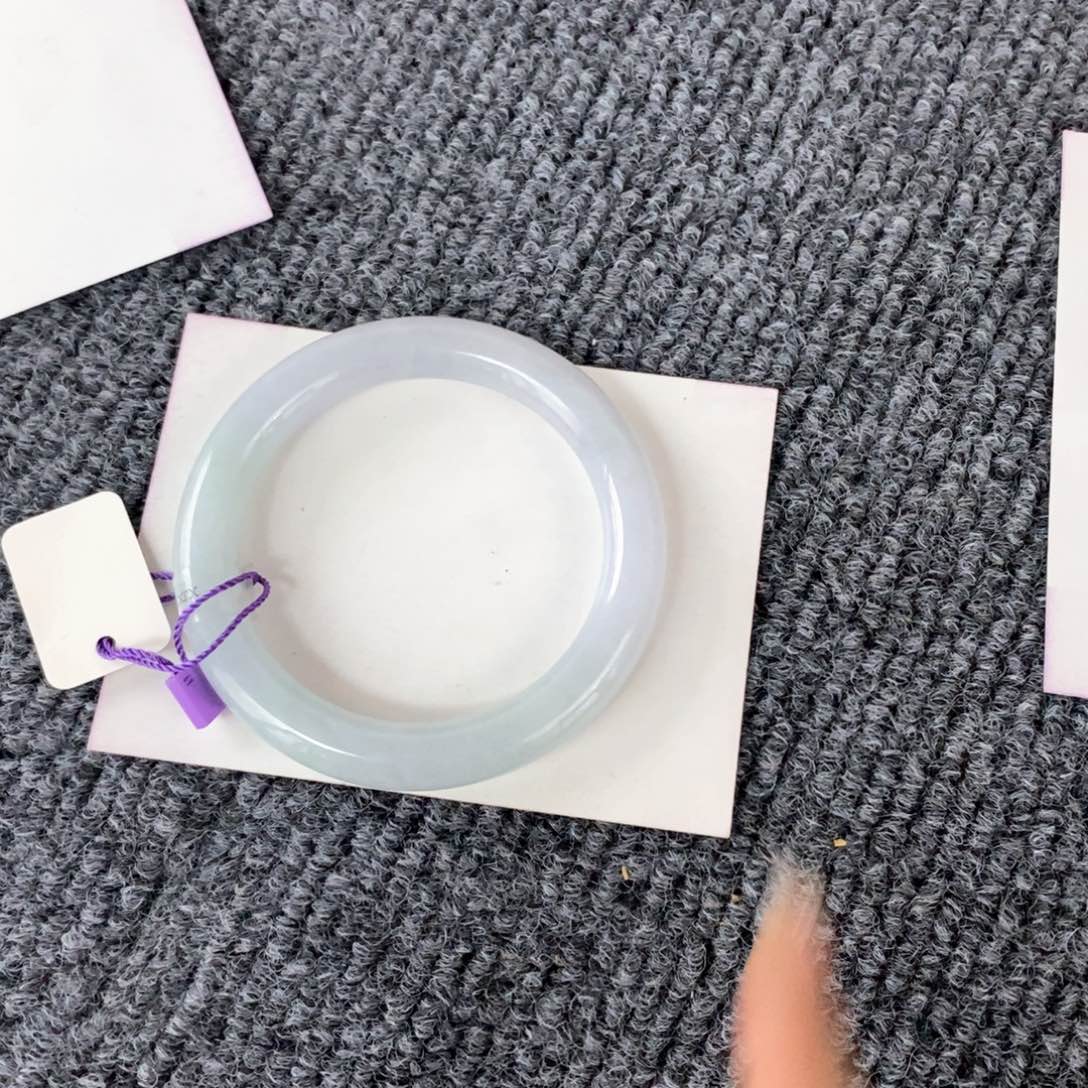 翡翠手镯未镶嵌咸****?58圈口