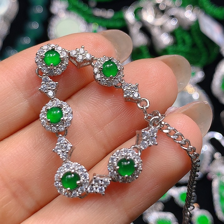 翡翠颈饰未镶嵌翡翠