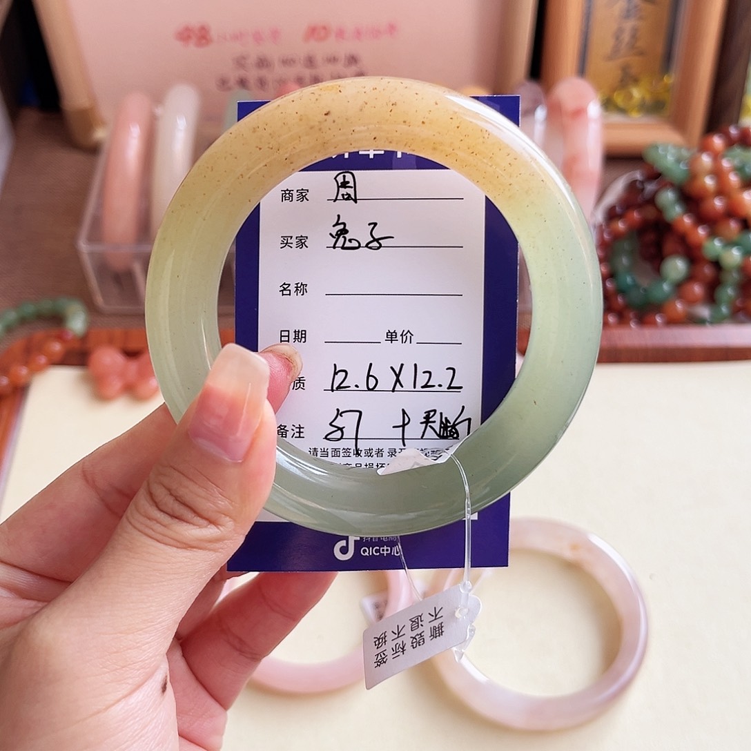 兔****石英质玉未镶嵌手镯