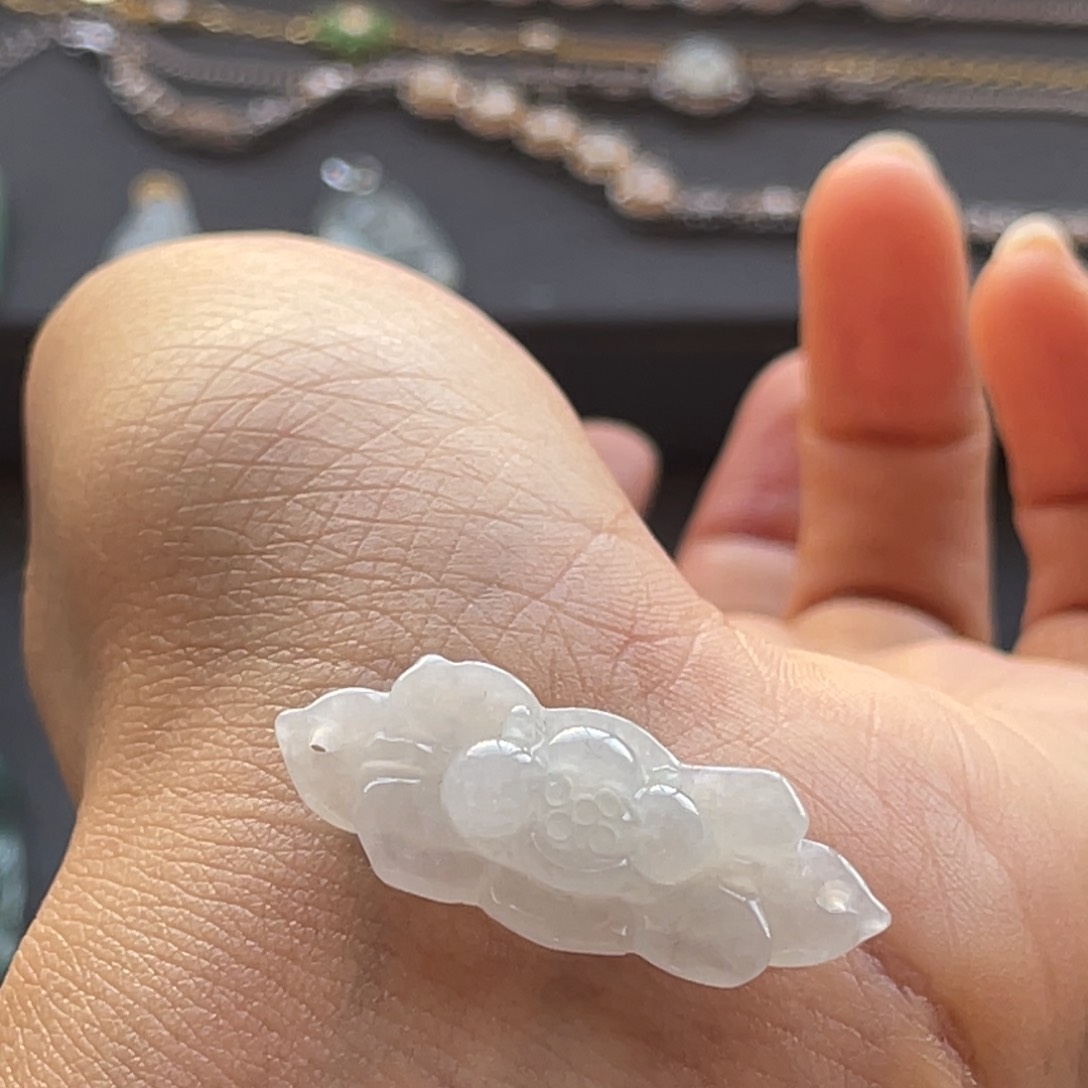 翡翠颈饰未镶嵌花花手牌