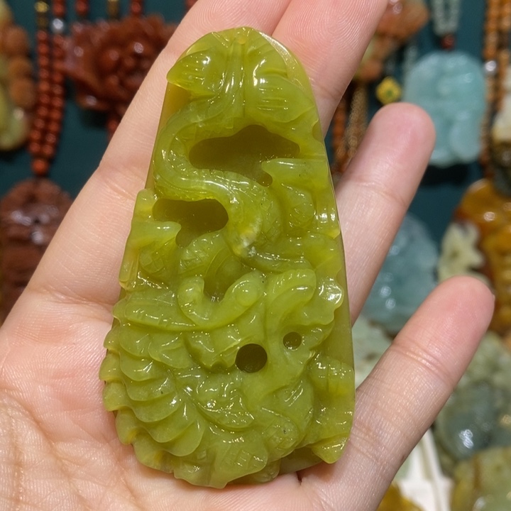 蛇纹石玉未镶嵌颈饰