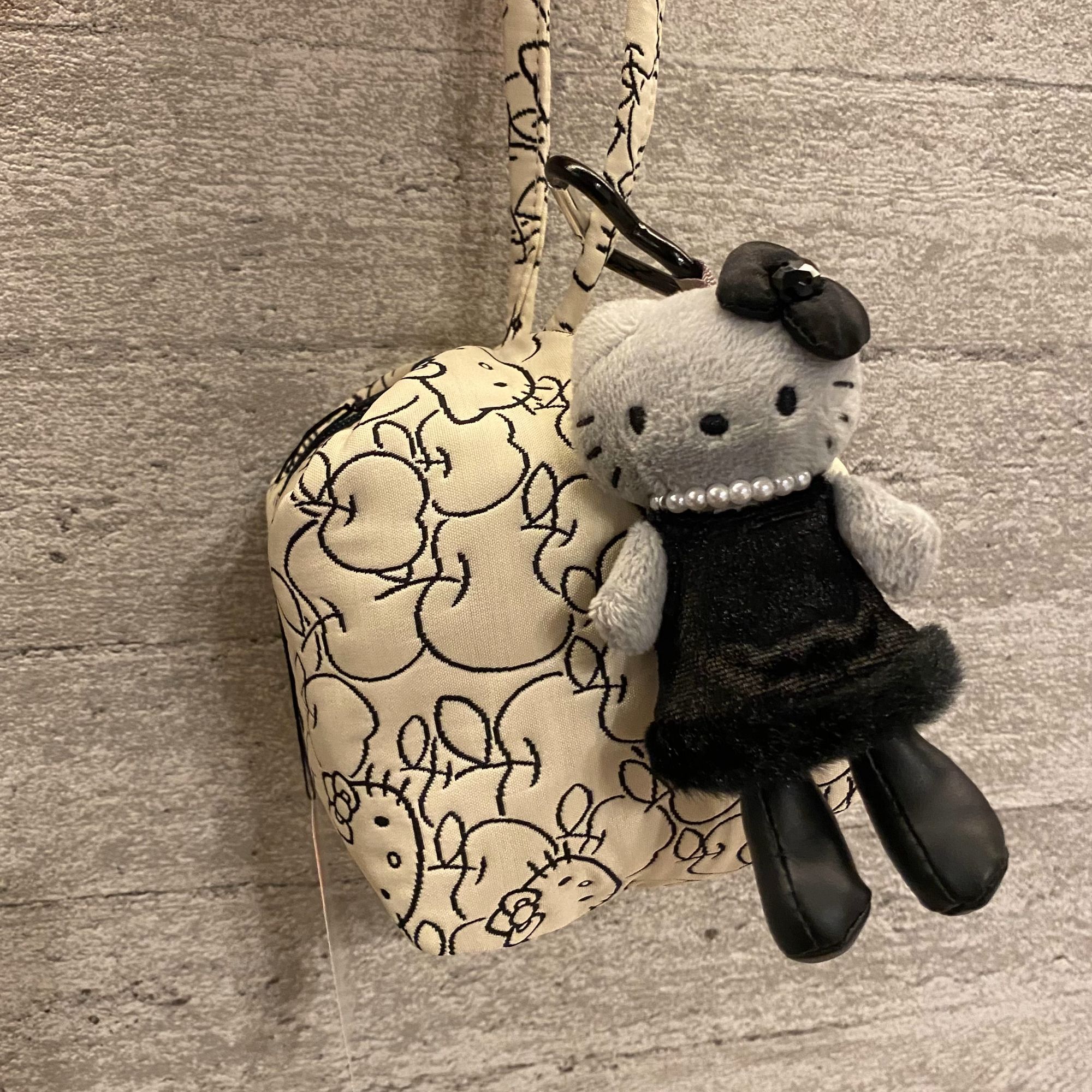 【大阪限定】Hello Kitty 灰色珍珠Mini长腿Kitty钥匙扣玩偶