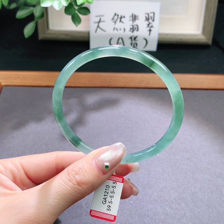 翡翠手镯未镶嵌天然翡翠手镯