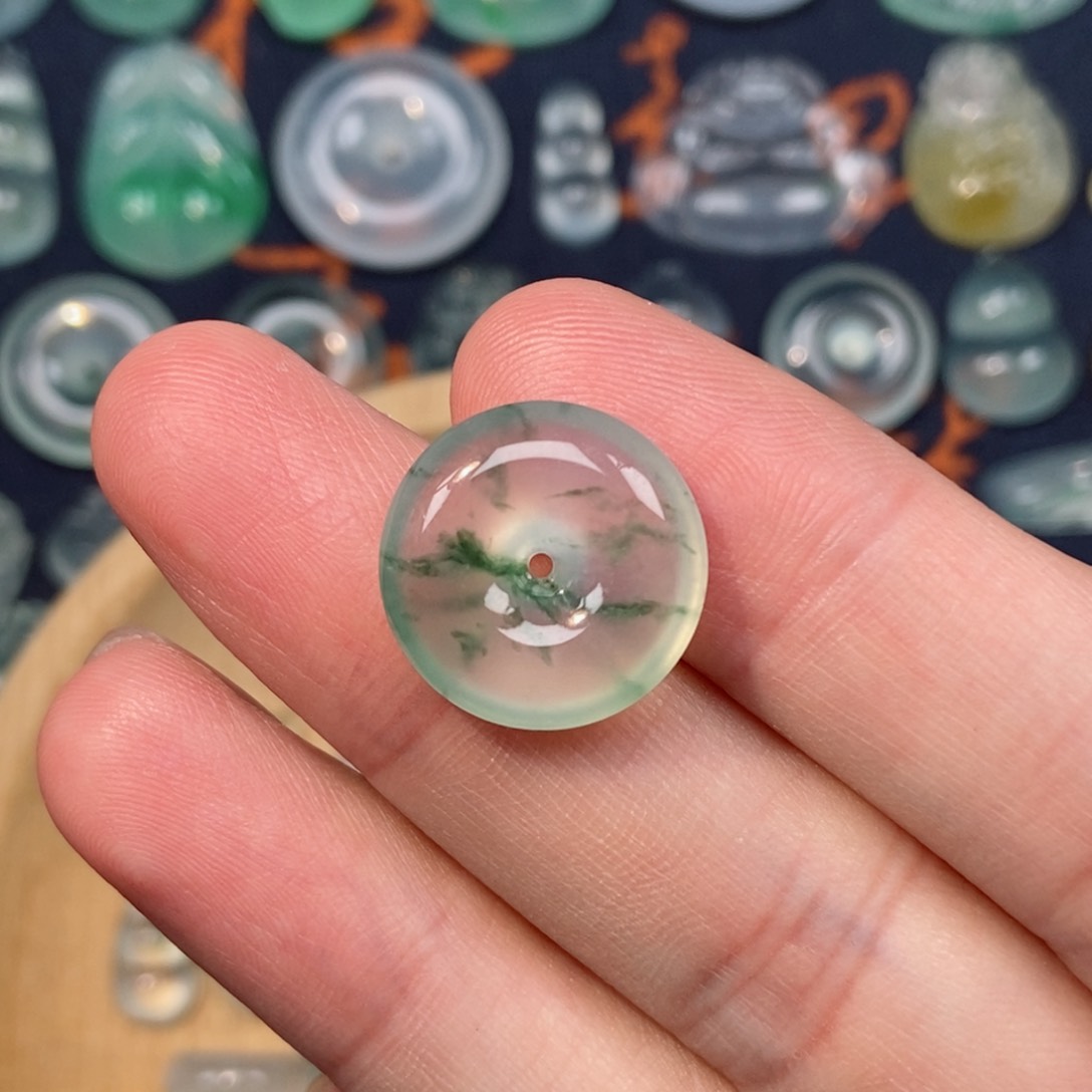 翡翠颈饰未镶嵌飘花平安扣