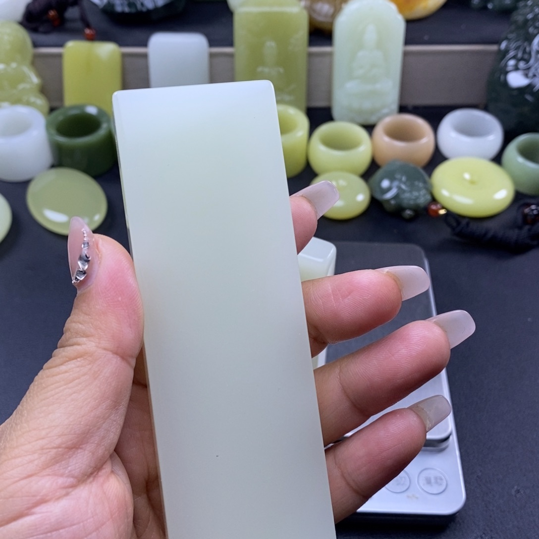 和田玉未镶嵌颈饰此****家