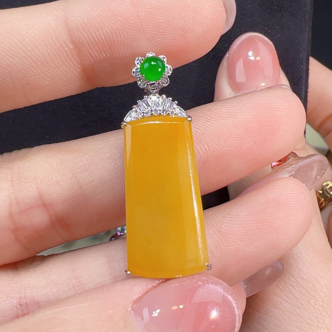 翡翠颈饰18K金镶嵌无事牌