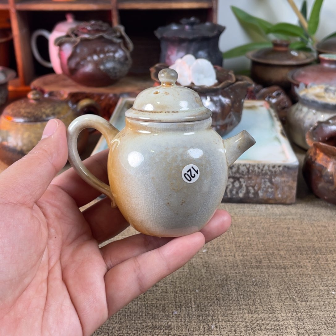 120中白壶。  柴烧。      