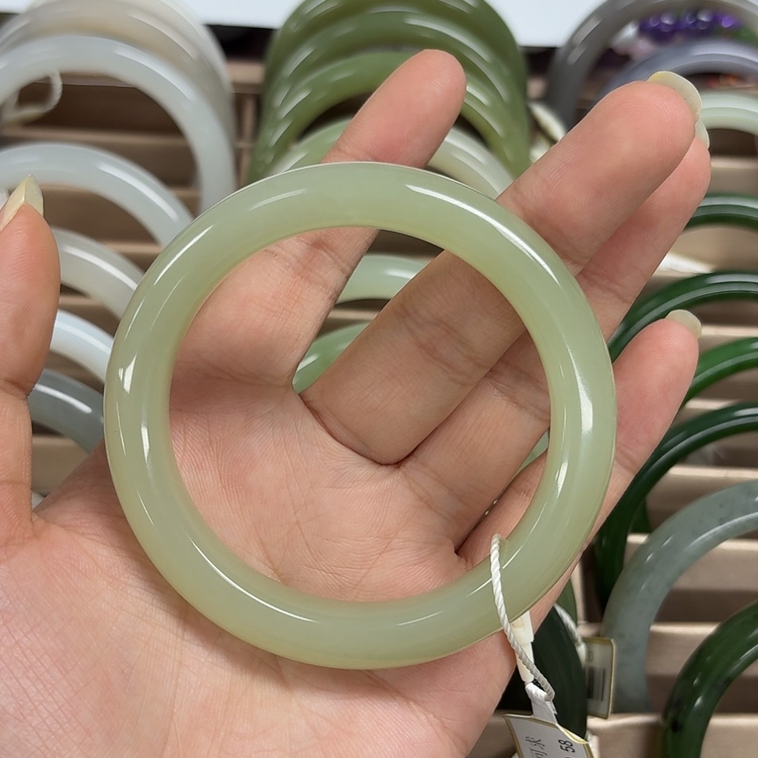 和田玉手镯未镶嵌甜*?