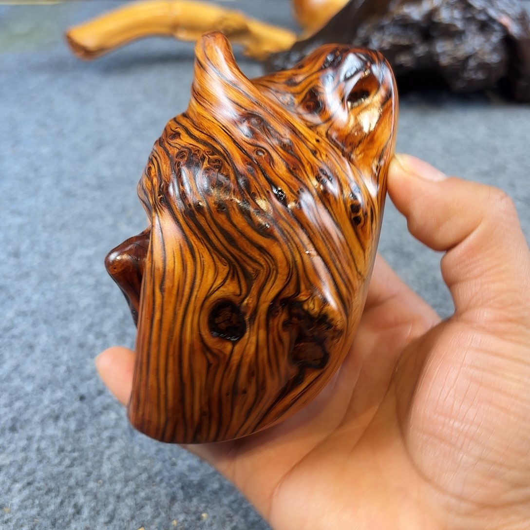 港***务崖柏太行虎皮纹就瘤花把件