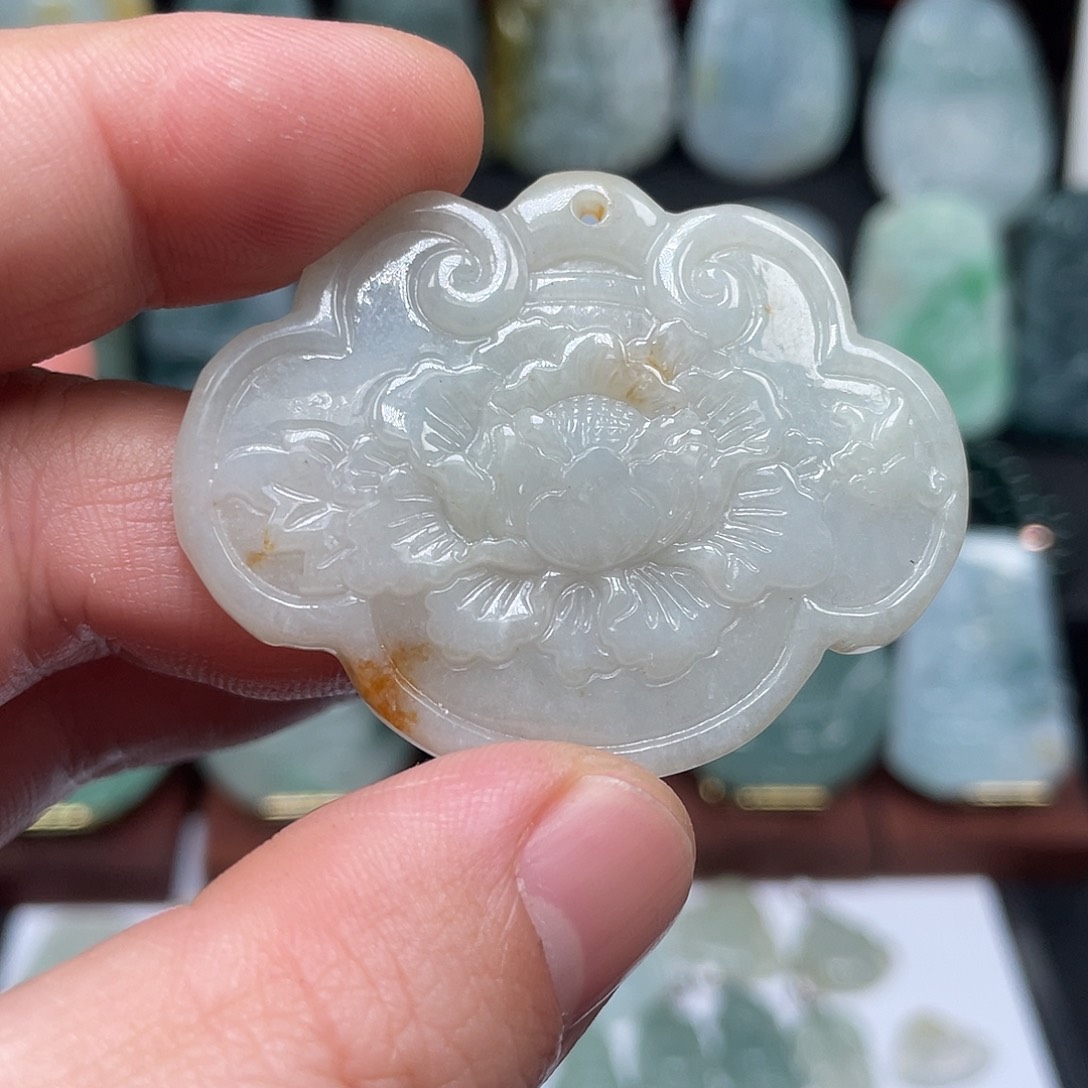 翡翠未镶嵌颈饰如意锁