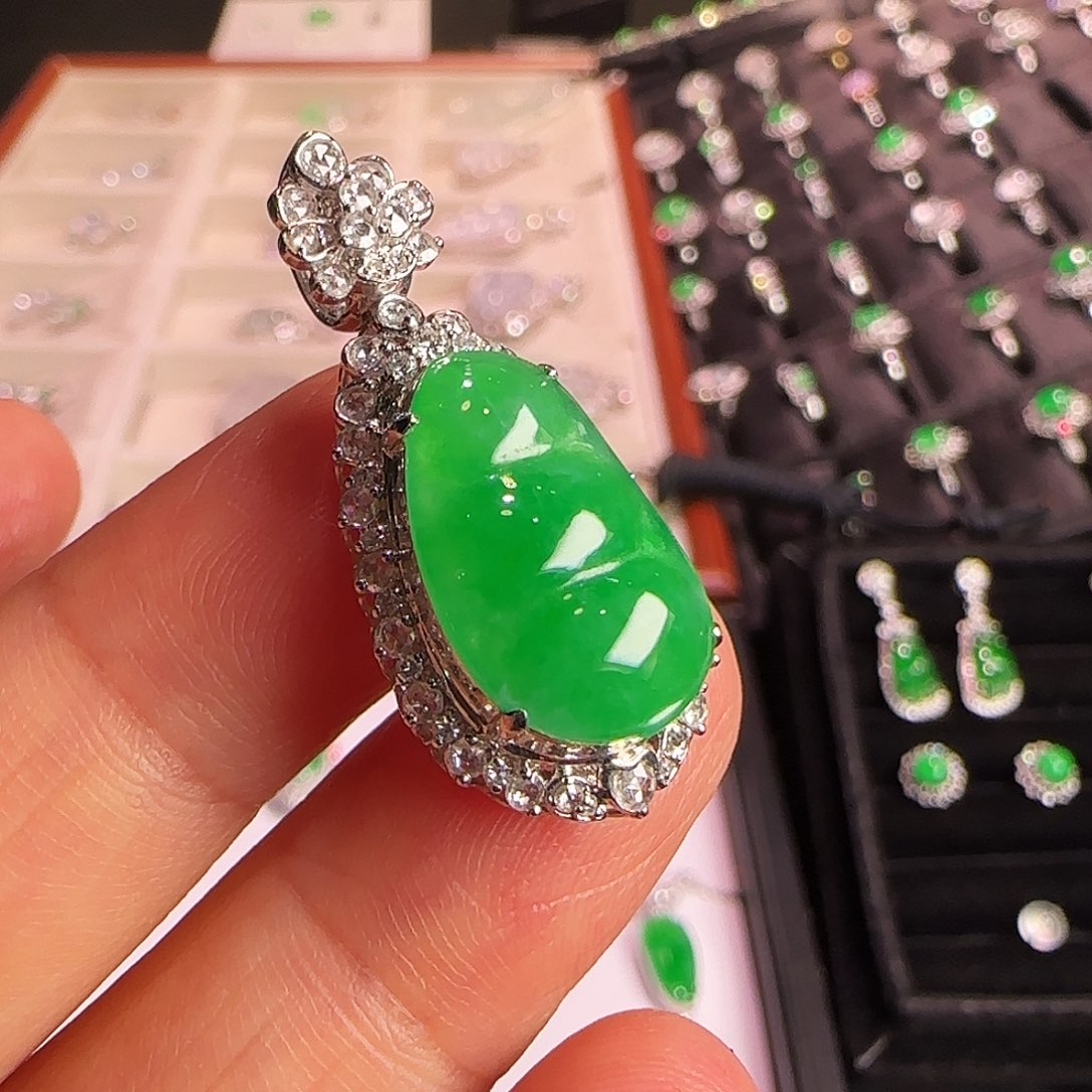 翡翠18K金镶嵌颈饰