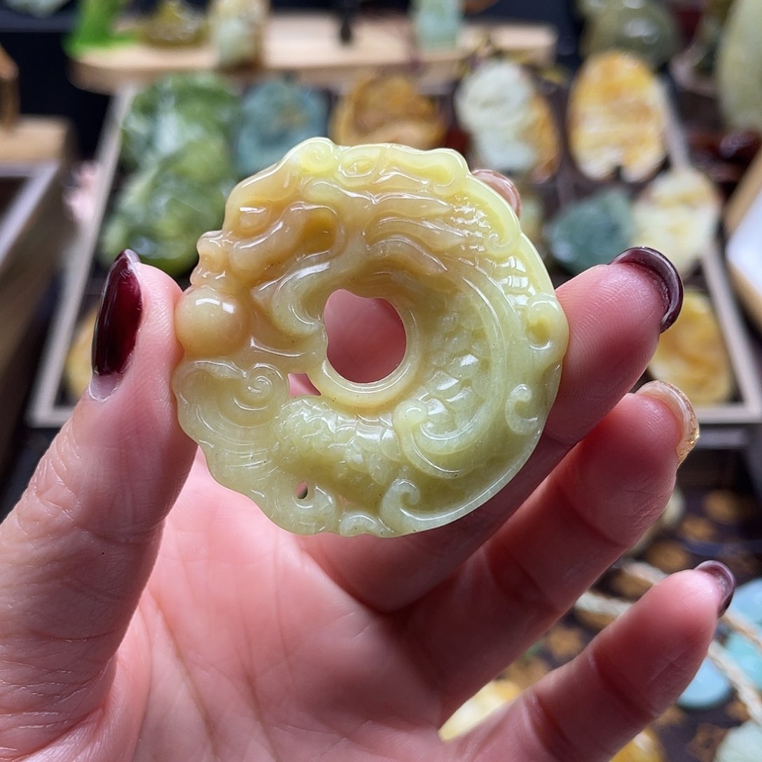 蛇纹石玉颈饰未镶嵌花玉辽阳红龙扣