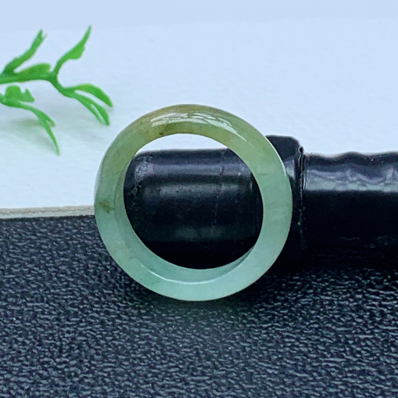 缅甸天然A货翡翠  飘黄翡素面戒指 内径 17.6mm 编号522
