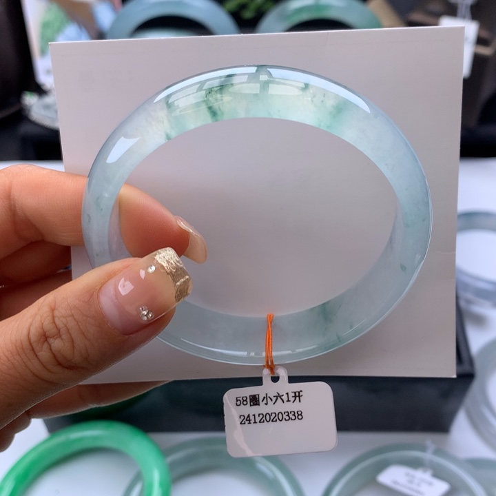 翡翠手镯未镶嵌正圈