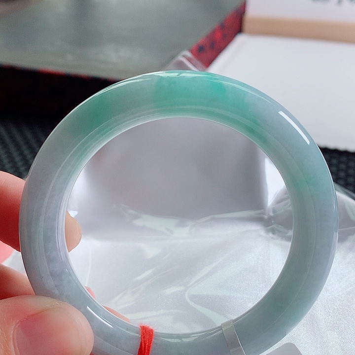 翡翠手镯未镶嵌54圈口飘绿手镯