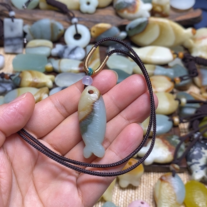 安***～蛇纹石玉未镶嵌颈饰