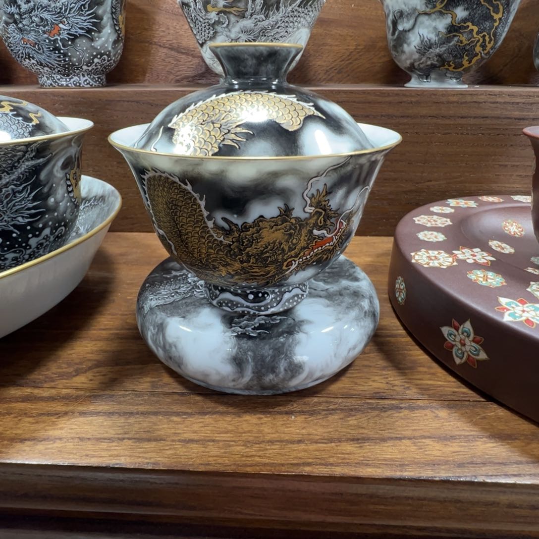 金墨龙粉彩重工盖碗