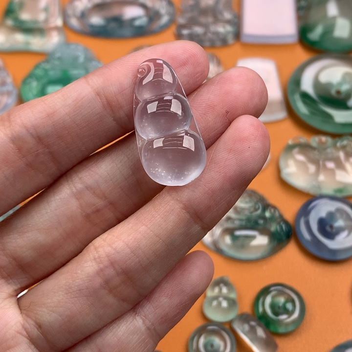 翡翠挂件未镶嵌…..