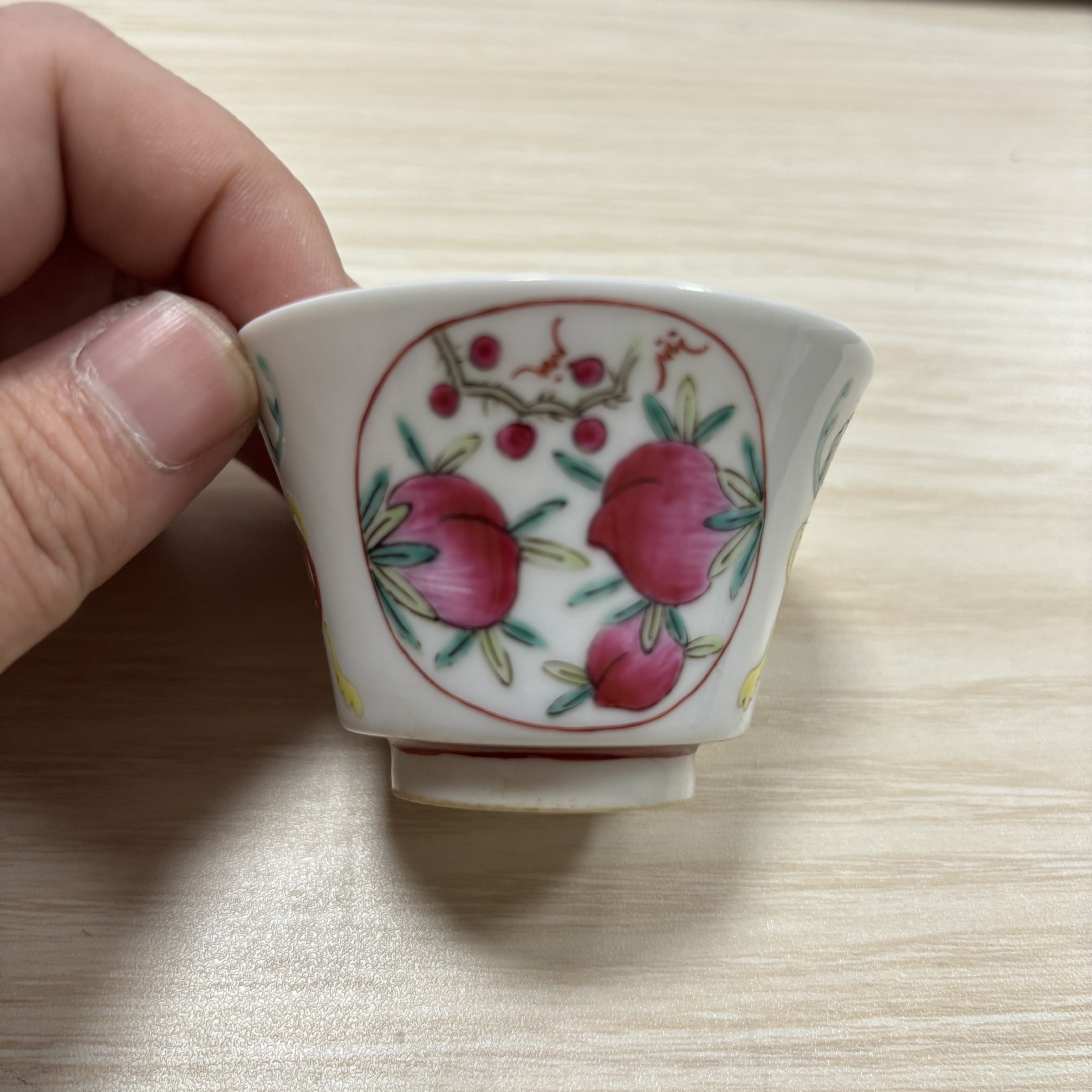 粉彩寿桃纹陶瓷杯