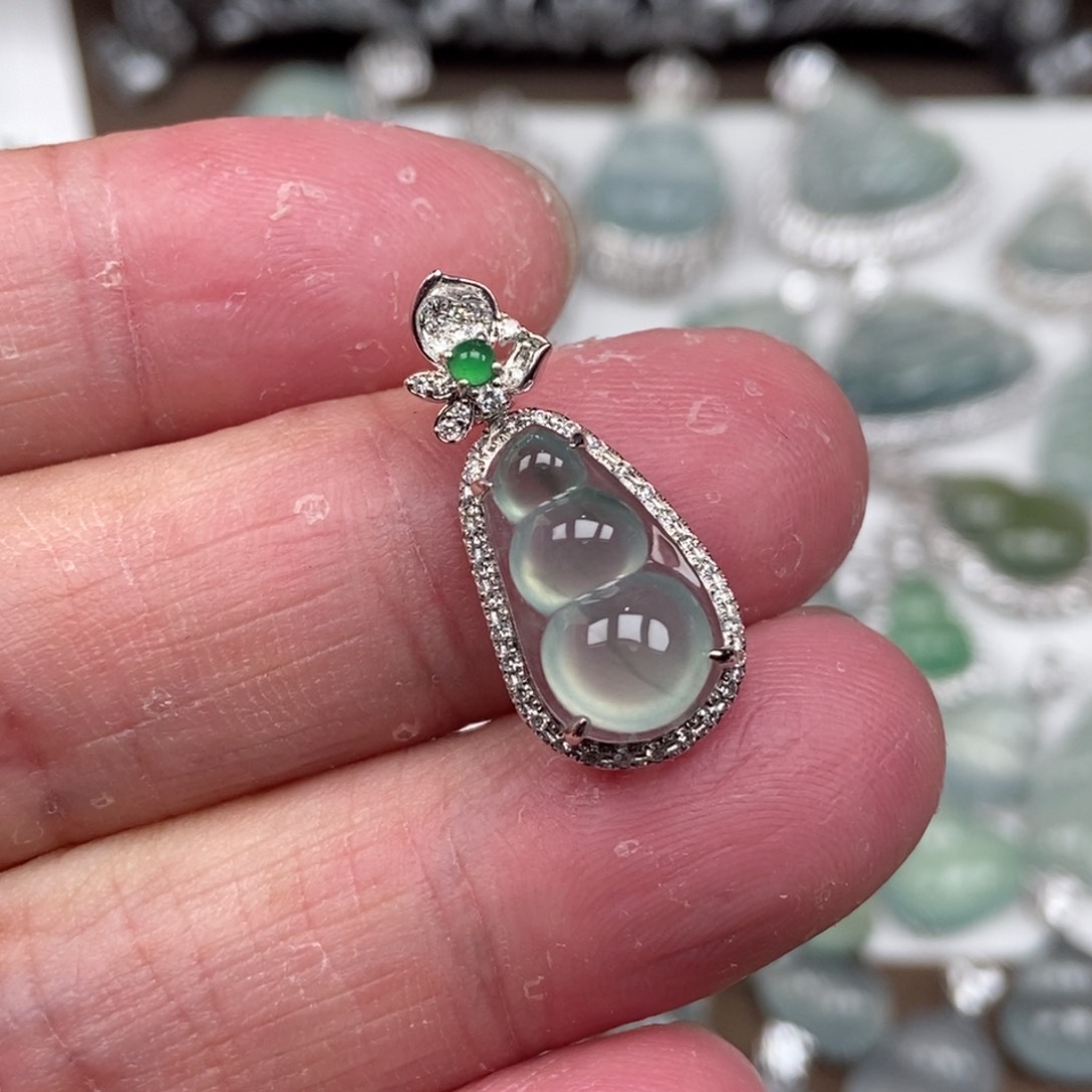 翡翠18K金镶嵌吊坠(不含链)豆子