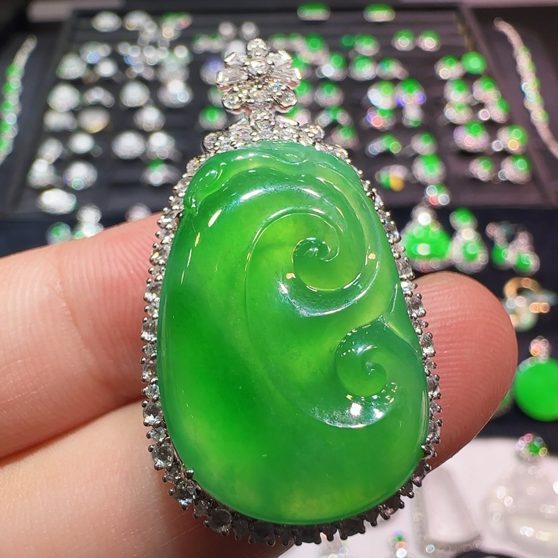 翡翠18K金镶嵌颈饰吊坠