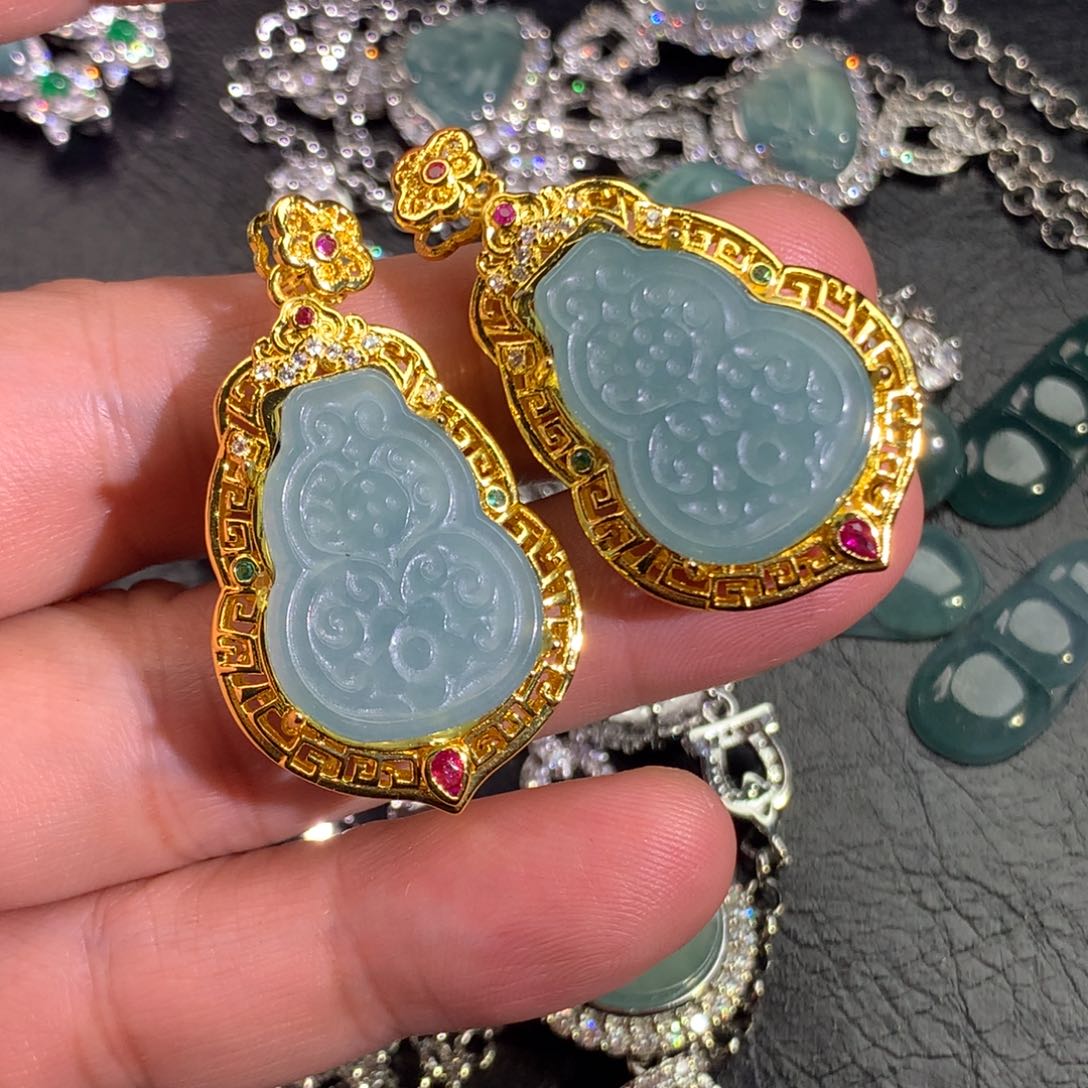 翡翠颈饰未镶嵌仿古葫芦