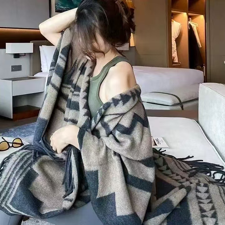 內蒙古厂家直邮双面加厚开叉披肩外搭混纺羊毛简约轻奢东方美学