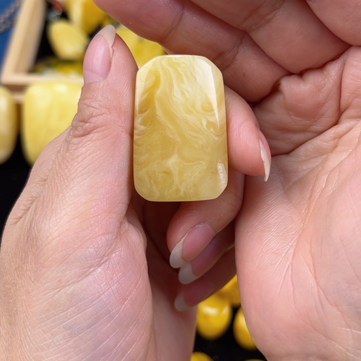 琥珀裸石未镶嵌琥珀