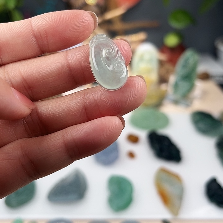 翡翠未镶嵌颈饰如意