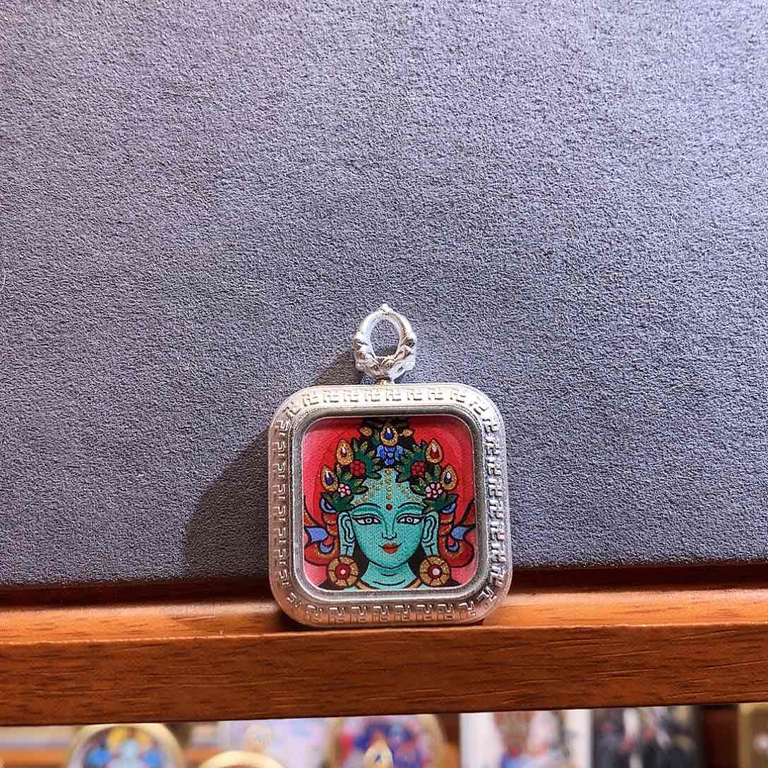 吊坠是**呀般若非遗传承唐卡