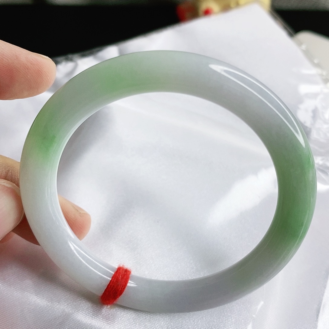 翡翠手镯未镶嵌52.2圈口圆条