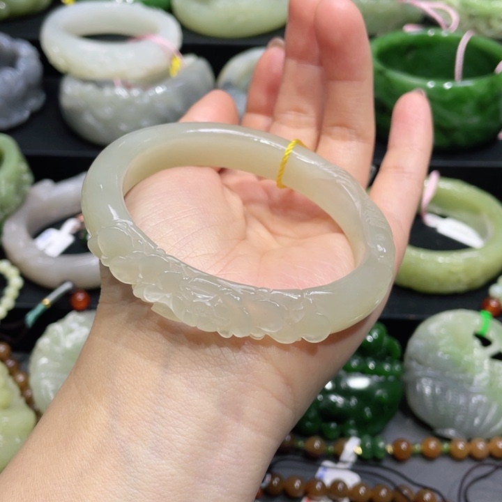 和田玉手镯60圈口 编号40未镶嵌辣*?