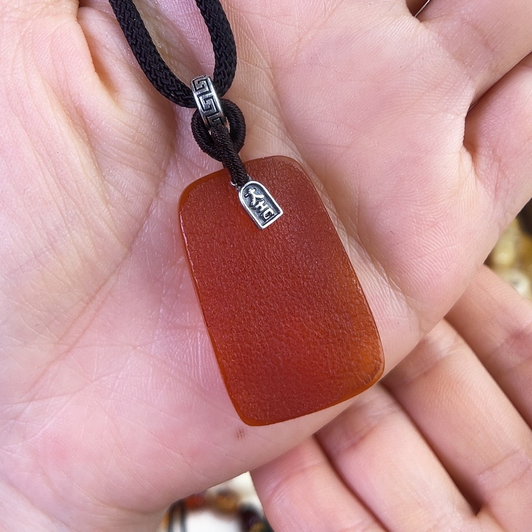 琥珀珠宝奇石未镶嵌。