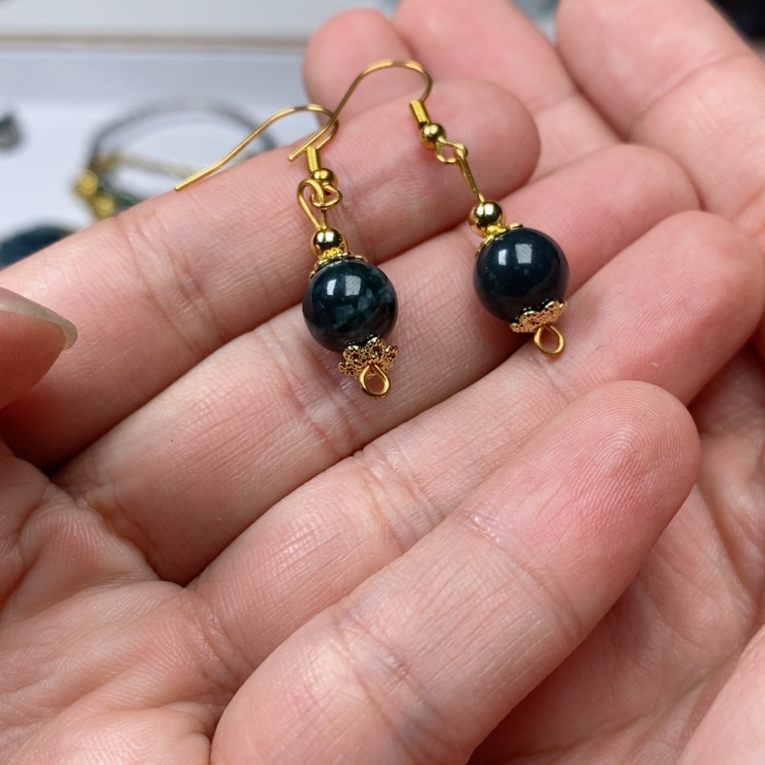 翡翠颈饰未镶嵌……..