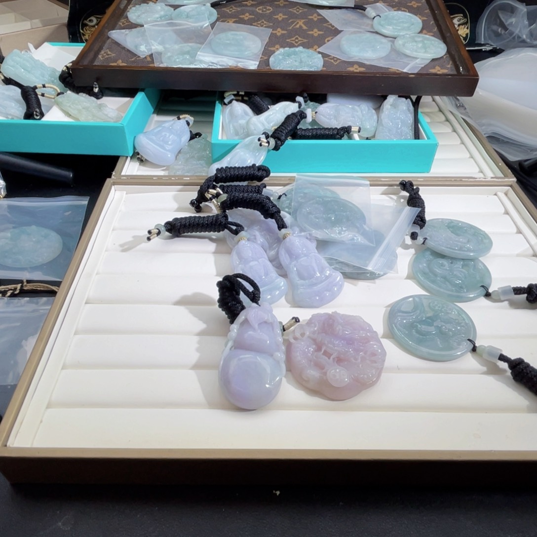 颈饰未镶嵌翡翠君*