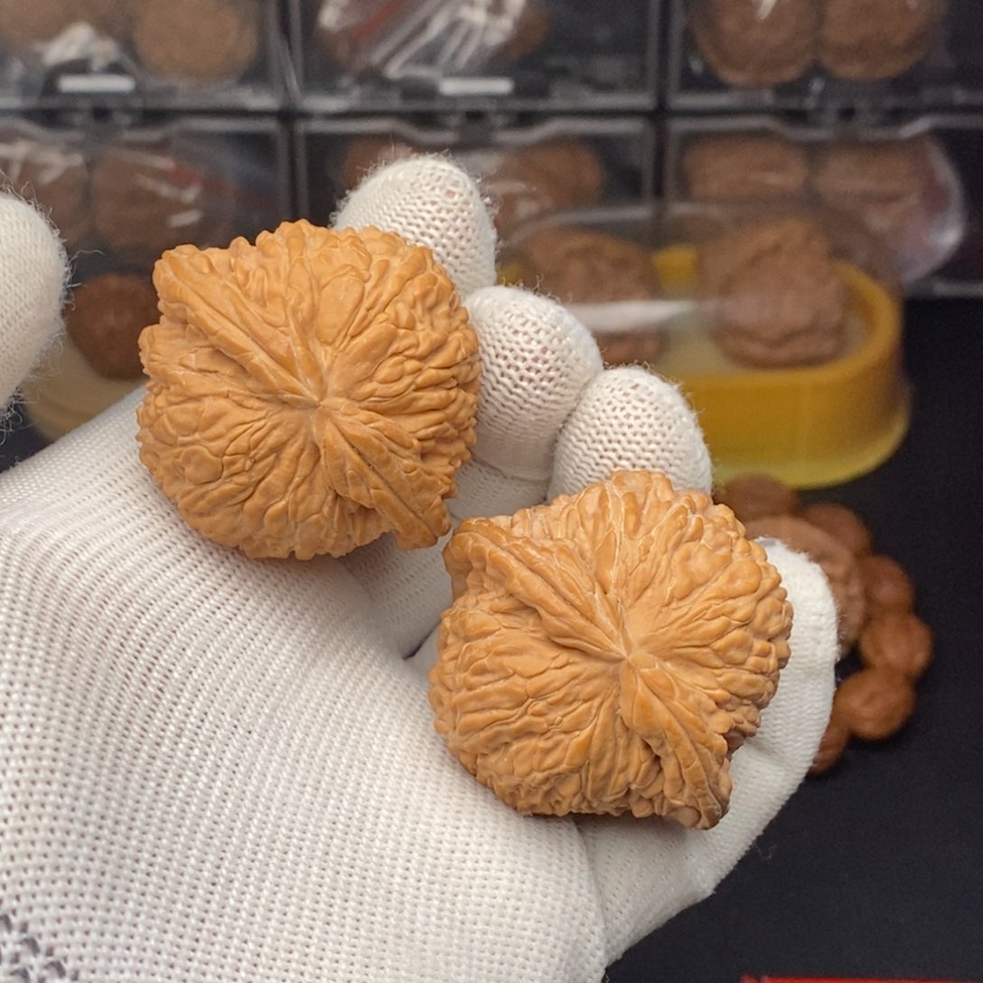 核桃把件y****y 45左右闷白