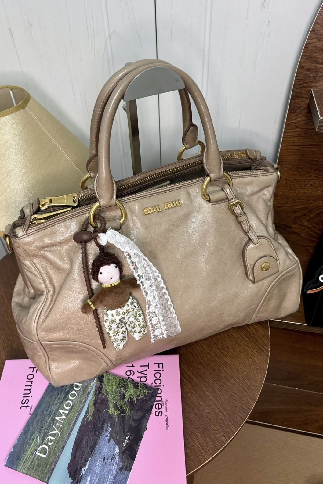 95新 MIU MIU/缪缪 CS6710  miumiu奶茶色机车公文单肩包