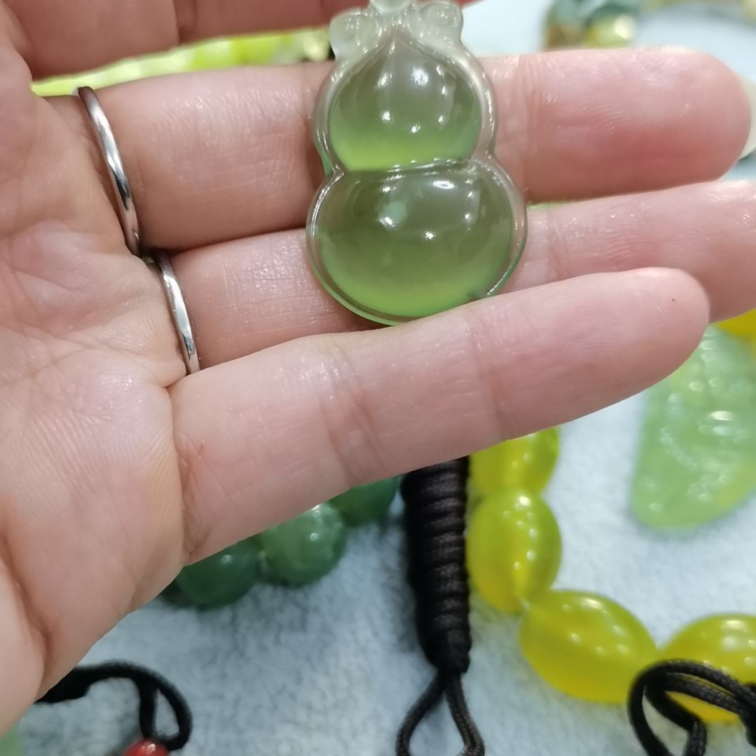 未镶嵌蛇纹石玉吊坠