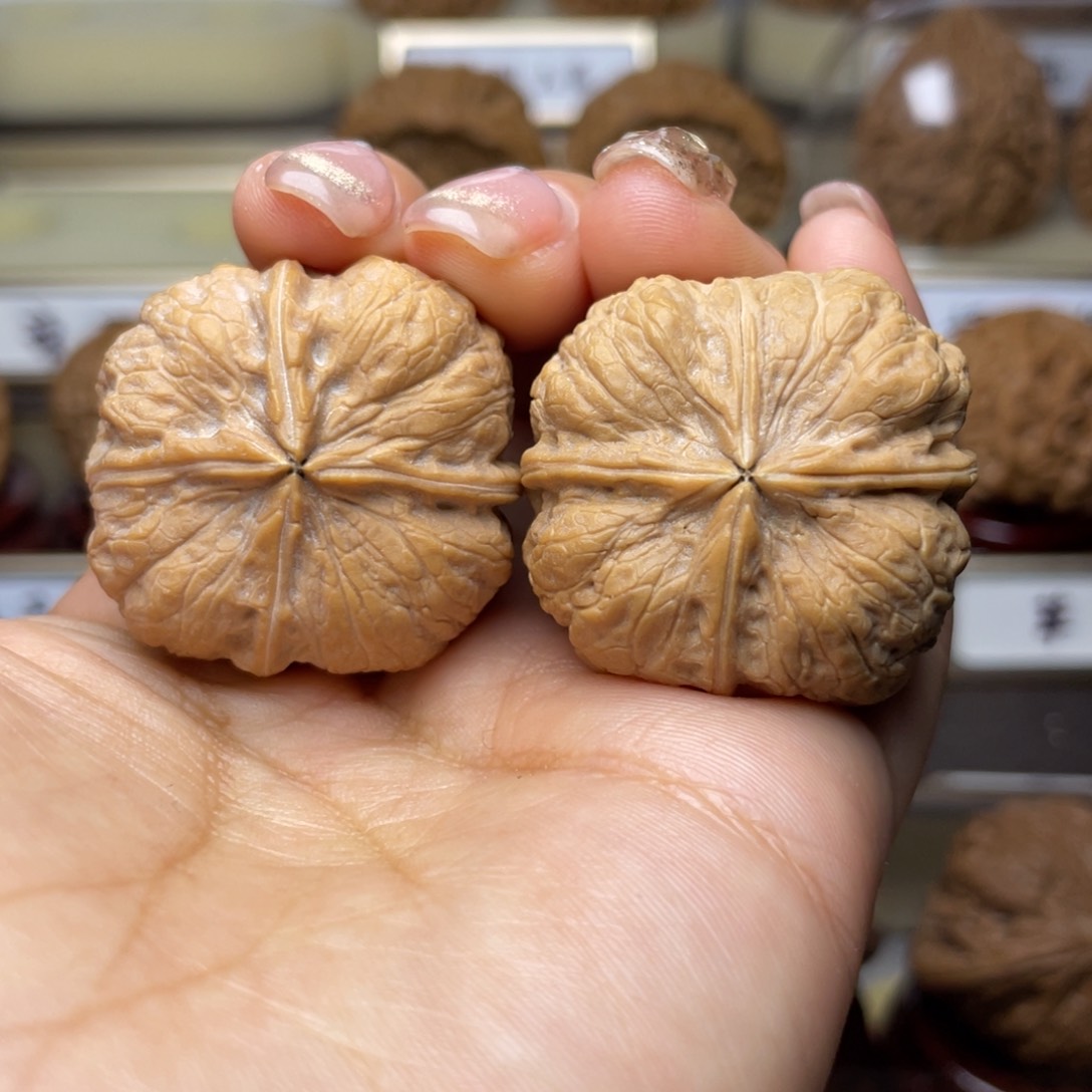 文玩核桃把件四棱32左右