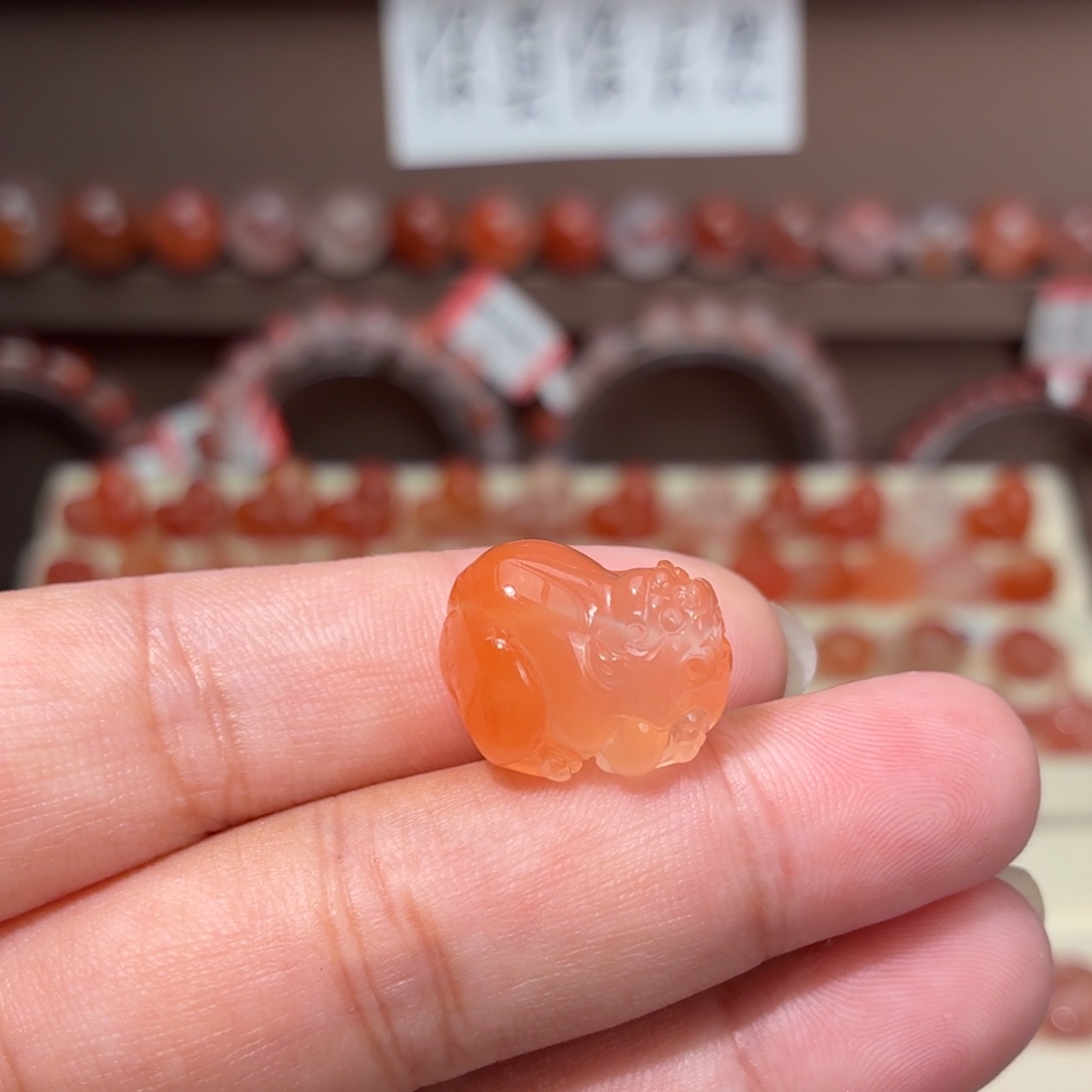 南红玛瑙未镶嵌川料通孔貔貅