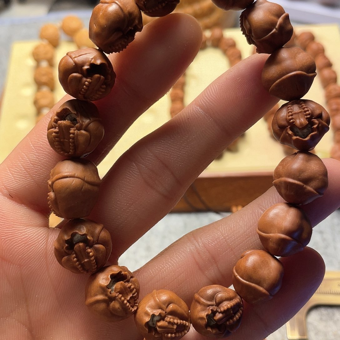 加*猫龙纹桃核雕刻镂空无相佛（非全品）